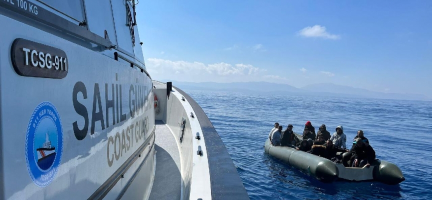 Yunanistan'ın ölüme terk ettiği 16 düzensiz göçmen kurtarıldı