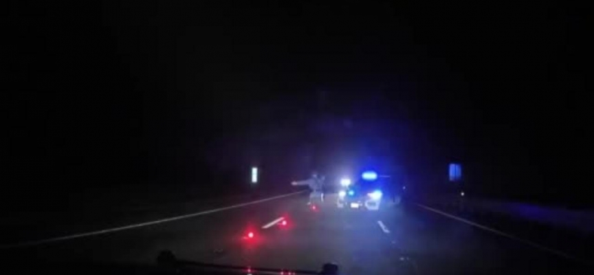 ABD’de çekici kazaya müdahale eden polis araçlarını biçti