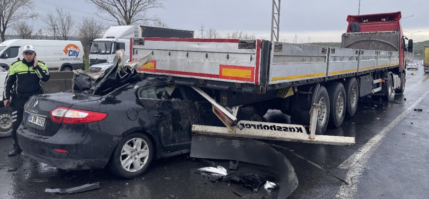 Tekirdağ'da tıra çarpan otomobildeki 3 kişi yaralandı