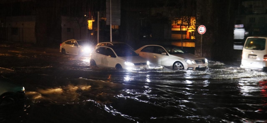 Adana’da sağanak: Yollar göle döndü