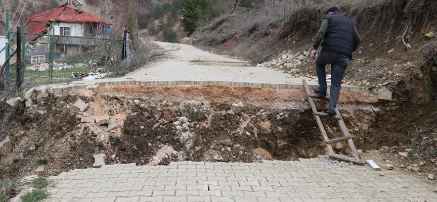 Kahramanmaraş'ta 1,5 metre çöken yol mahalleyi ikiye ayırdı