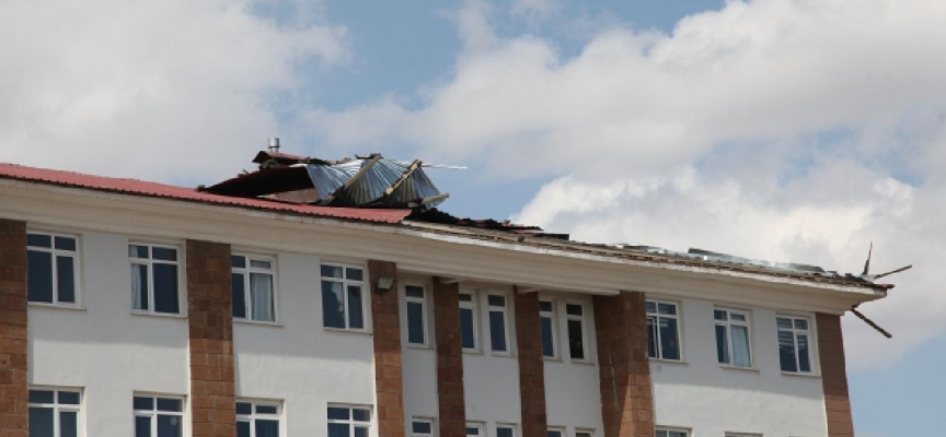 Ahlatta fırtına nedeniyle 2 okulun çatısı hasar gördü