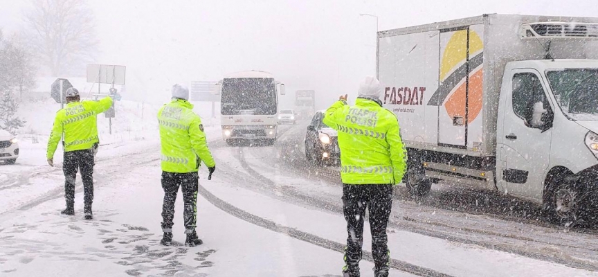 Bolu Dağı'nda kar yağışı: İstanbul yönü trafiğe kapatıldı