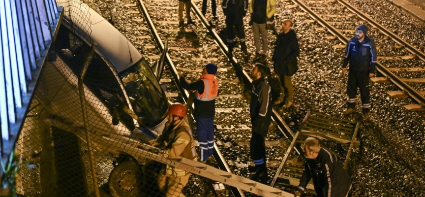 Bakırköy'de kontrolden çıkan otomobil metro yoluna uçtu: 2 yaralı