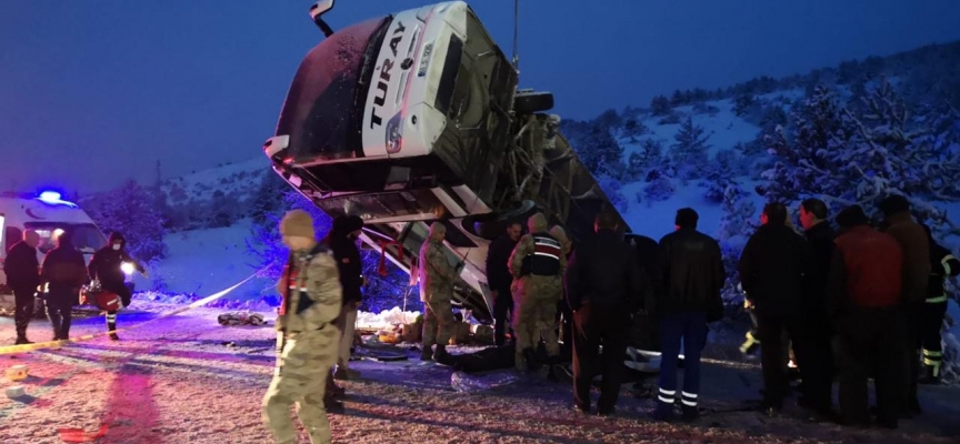 Erzincan'da yolcu otobüsü devrildi. 2 ölü, 21 yaralı