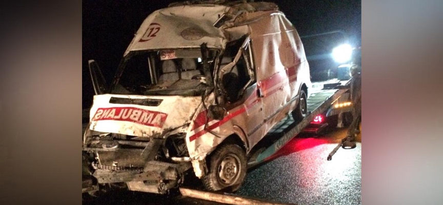 Kütahya'da ambulans devrildi, 3 kişi yaralandı