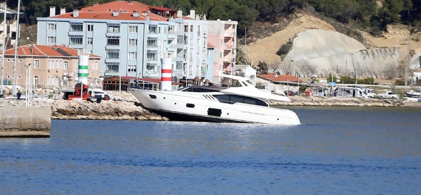 Çanakkale'de lüks yat mendireğe çarptı