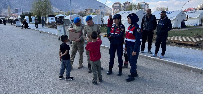 Jandarma depremzede çocuklara moral veriyor