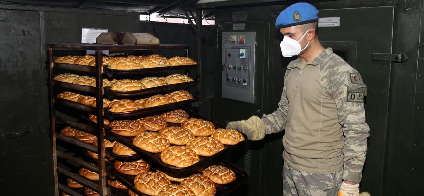 Mehmetçik deprem bölgesinde ekmek ve pide üretiyor