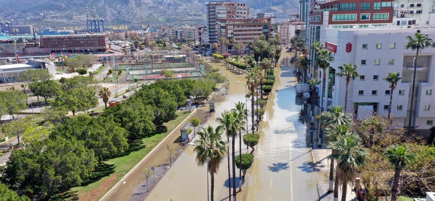 İskenderun'da lodos ve sağanak caddeleri su altında bıraktı