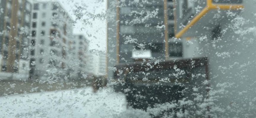 Erzurum’da kar yağışı çevreyi beyaza bürüdü