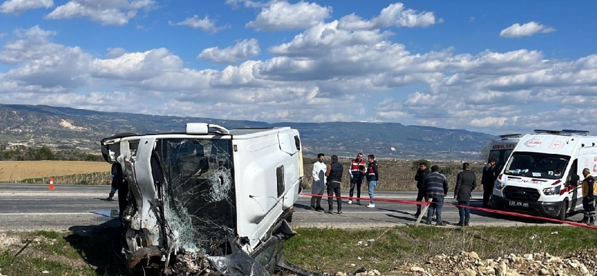 Denizli'de tur midibüsü ile otomobil çarpıştı: 1 ölü, 24 yaralı