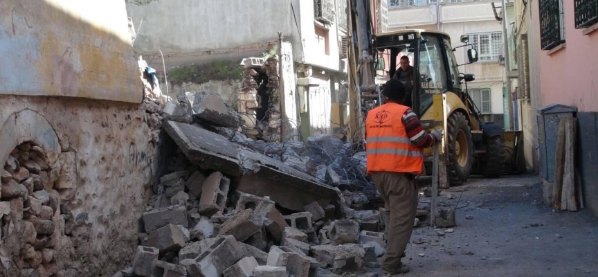 Kilis'te ağır hasarlı binalar yıkılıyor