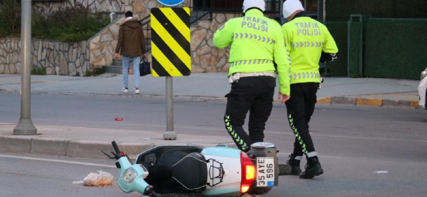 İzmir'de direğe çarpan motosikletin sürücüsü ağır yaralandı