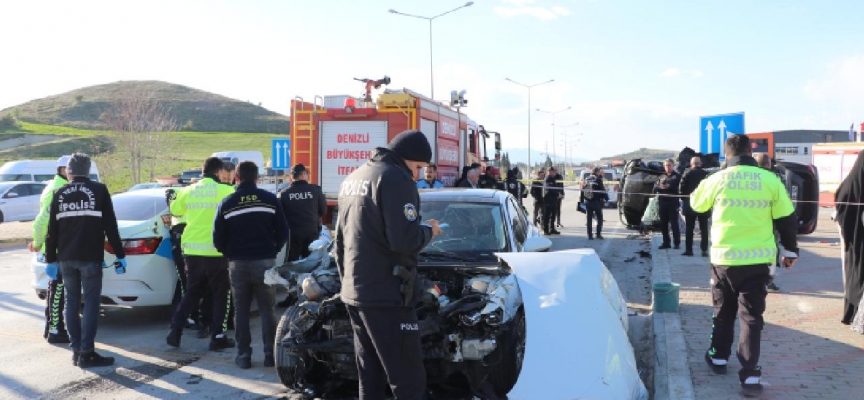 Denizli'de iki otomobil çarpıştı: 1 kişi hayatını kaybetti, 2 kişi yaralandı