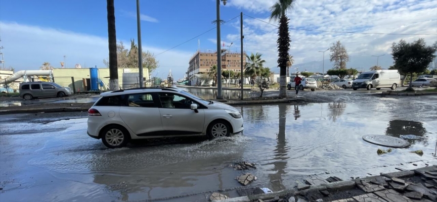 İskenderun'da suların bir kısmı çekildi