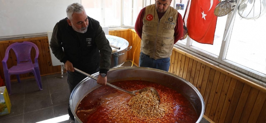 Cami bahçesine kurulan aşeviyle 3 bin depremzedeye yemek ikramı