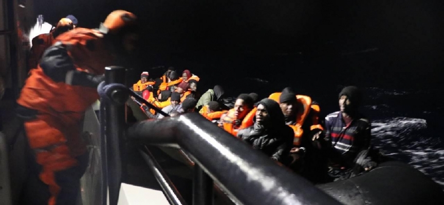 Çanakkale açıklarında 40 düzensiz göçmen kurtarıldı
