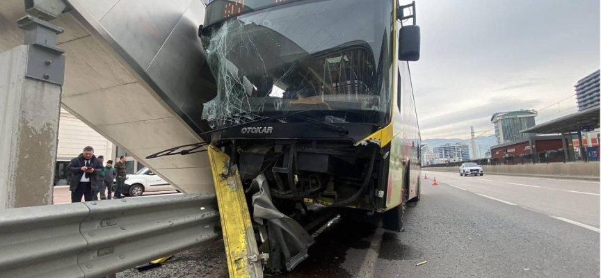 Bariyere çarpan halk otobüsündeki 5 kişi yaralandı