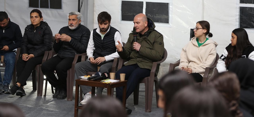 İçişleri Bakanı Soylu, Hatay'daki konteyner kentte gençlerle buluştu