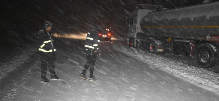 Kars'ta kar ve tipi nedeniyle tırlar yolda kaldı