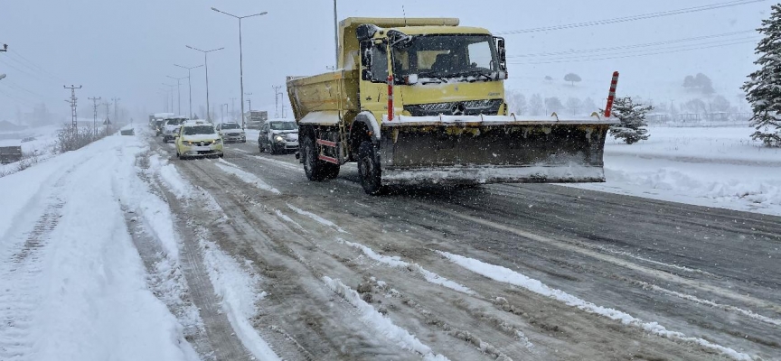 Ağrı'da kar ve tipi ulaşımı aksattı