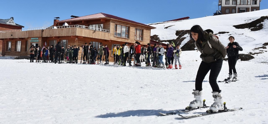 Hakkari'de 5 bin 700 öğrenciye kayak eğitimi verildi