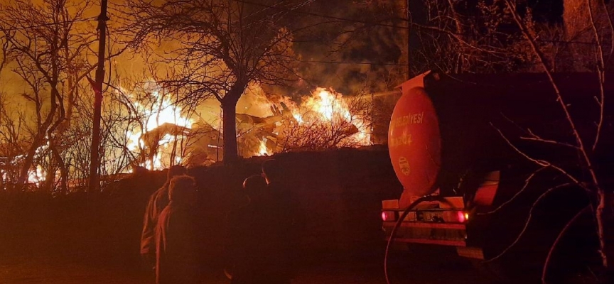 Afyonkarahisar'da samanlık yangını: 300’e yakın balya küle döndü