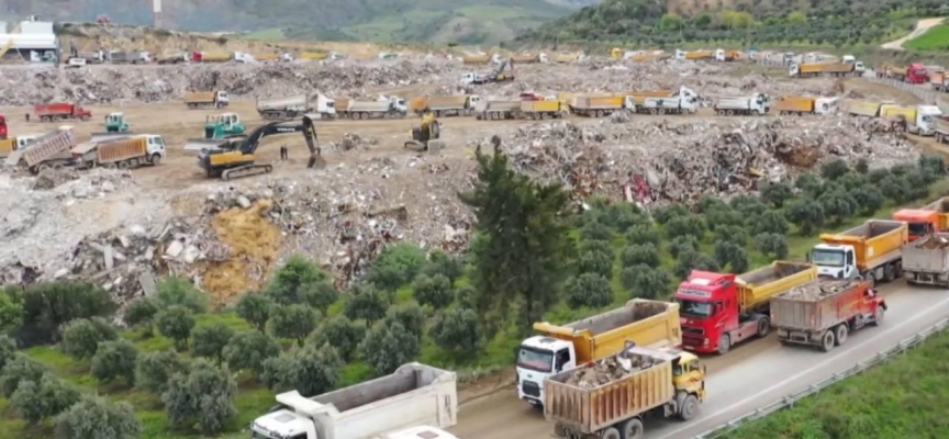 Hatay'da moloz taşıyan kamyonlar havadan görüntülendi