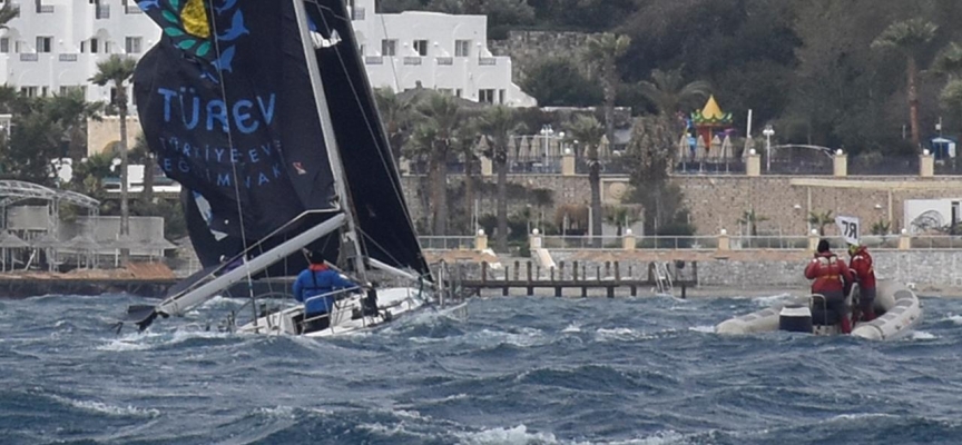 Bodrum'da yelken yarışları sırasında çarpışan teknelerden biri battı