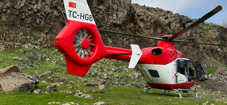 Diyarbakır'da helikopter ambulans kayalıklarda mahsur kalan vatandaş için havalandı