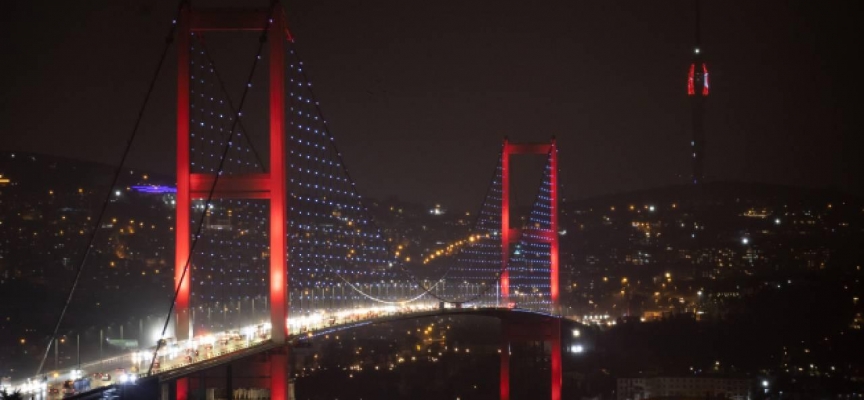 Otizme dikkati çekmek için İstanbul'da bazı köprüler ışıklandırıldı