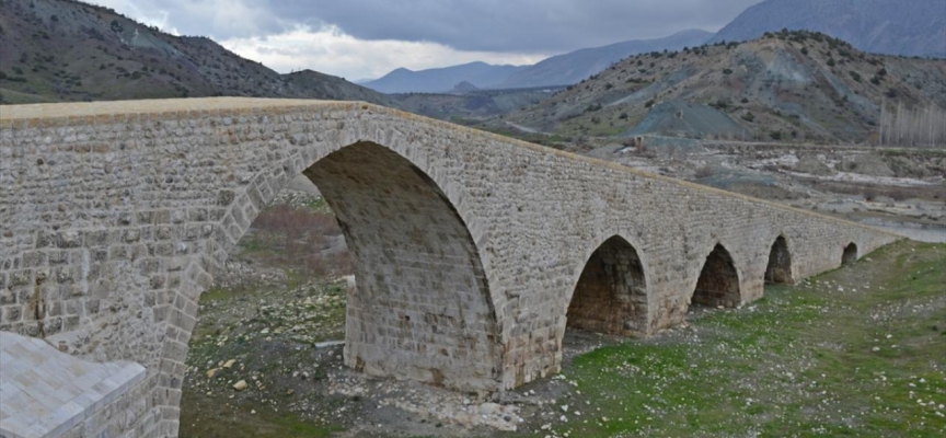 Tarihi Altınlı Köprüsü depremi hasarsız atlattı