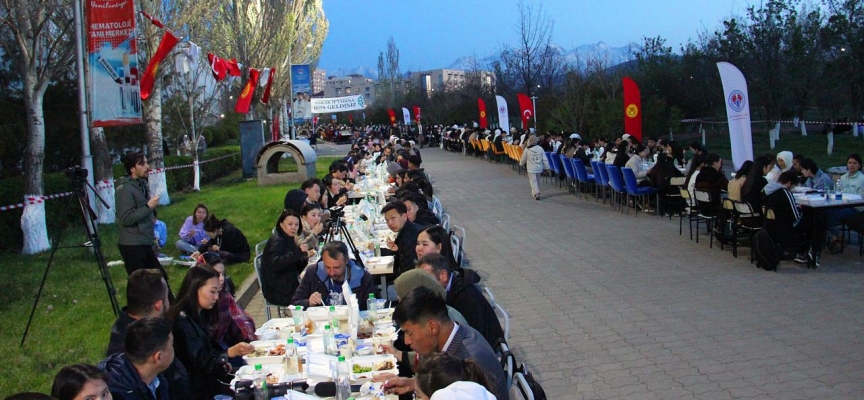 Kırgızistan'da yaklaşık 3 bin kişinin katılımıyla sokak iftarı düzenledi