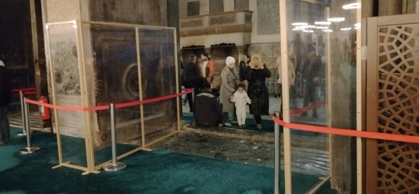 Ayasofya-i Kebir Camii'ndeki imparatorluk kapısına cam bölmeli koruma