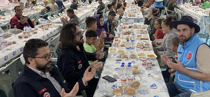 Hatay'da "İyilik Çadırı"nda depremzedeler iftarda bir araya geldi