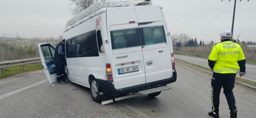 Kırklareli'nde hafif ticari araç ile servis minibüsü çarpıştı: 3 yaralı