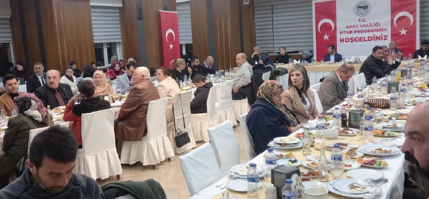 Kars Valiliği şehit aileleri ve gaziler onuruna iftar programı düzenledi