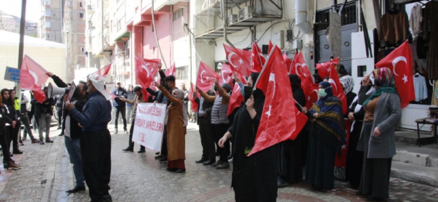 Hakkarili aileler çocukları için HDP önündeki eylemlerini sürdürdü