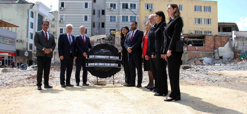 Meclis Komitesi heyeti Adıyaman’da İsias Otel enkazı önüne siyah çelenk bıraktı