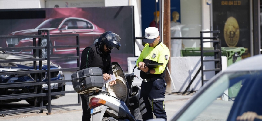 Ülke genelindeki trafik denetimlerinde 2 sürücü tutuklandı, 280 sürücü rapor edildi