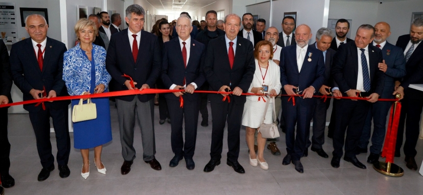 Cumhurbaşkanı Tatar, “Basında ustaların objektifinden Âşık Veysel” Nazender Süzer Gökçe ve Gürsel Gökçe koleksiyon fotoğraf sergisi ve Âşık Kenzi belgeleri sergisinin açılışına katıldı