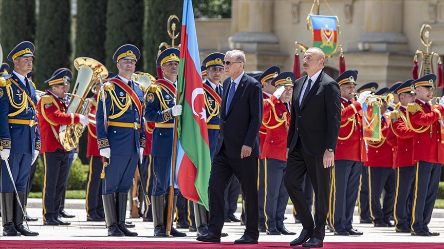 Erdoğan, Azerbaycan Cumhurbaşkanı Aliyev tarafından resmi törenle karşılandı