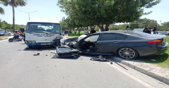 Lefkoşa’da karşı şeride geçen araç otobüsle çarpıştı, 7 kişi yaralandı