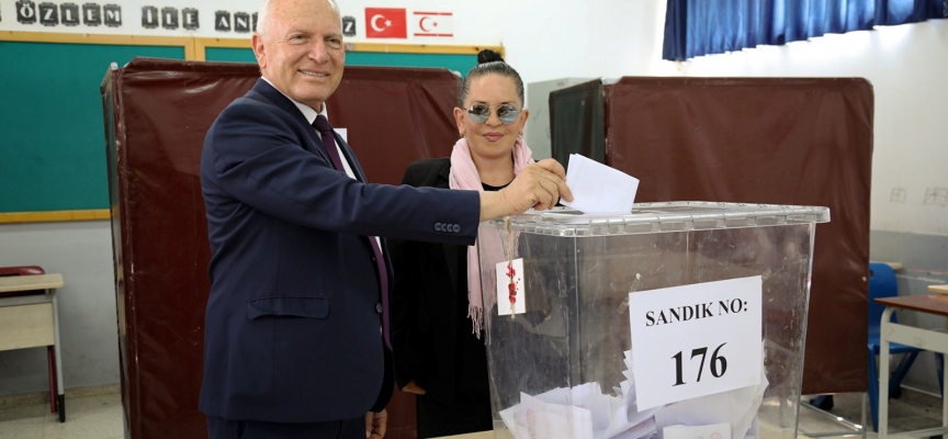 Cumhuriyet Meclisi Başkanı Zorlu Töre, oyunu Lefkoşa’da TMK’da kullandı