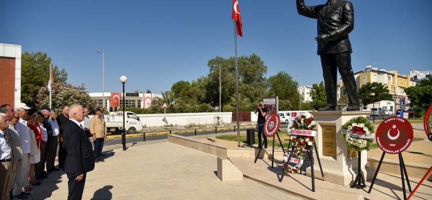 Mutlu Barış Harekâtının yıldönümü nedeniyle Lefkoşa’daki Ecevit Anıtı önünde tören düzenlendi