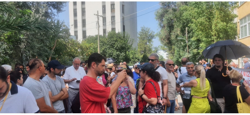 Veliler, ders kitaplarının sıkıntılı olduğu gerekçesi ile eylem yaptı..Bakan Çavuşoğlu, sıkıntılı bölümlerin yeniden masaya yatırılacağı sözünü verdi