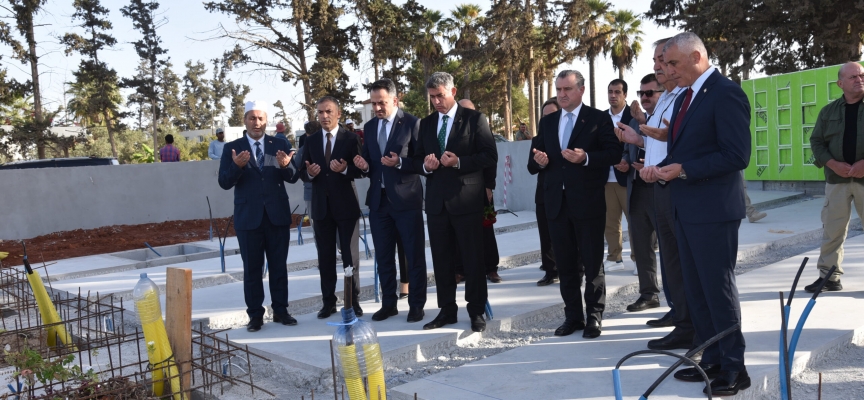 Türkiye Gençlik ve Spor Bakanı Bak Şampiyon Melekler’in mezarlarını ziyaret etti