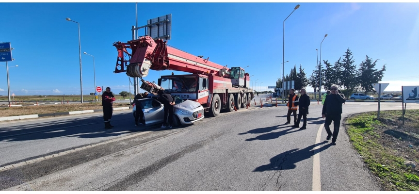 Dörtyol kavşağında salon araç ile vinç çarpıştı: 2 kişi yaralandı