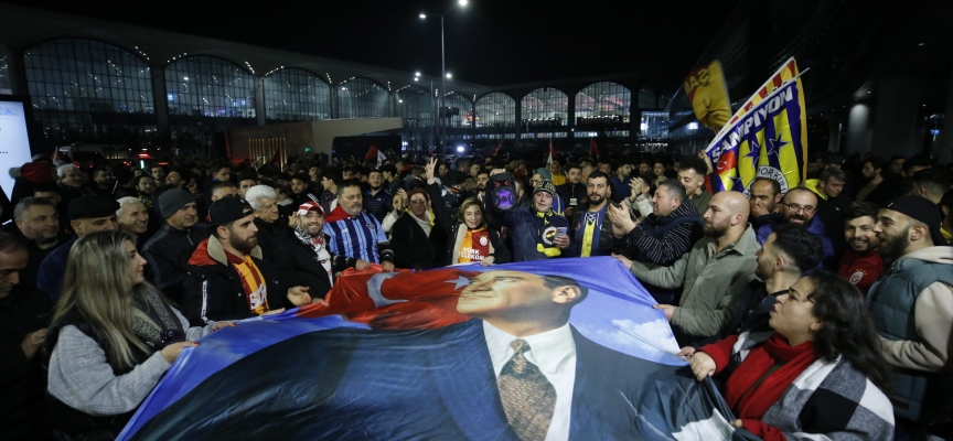 Fenerbahçe ve Galatasaray’a ülkeye dönüşlerinde coşkulu karşılama